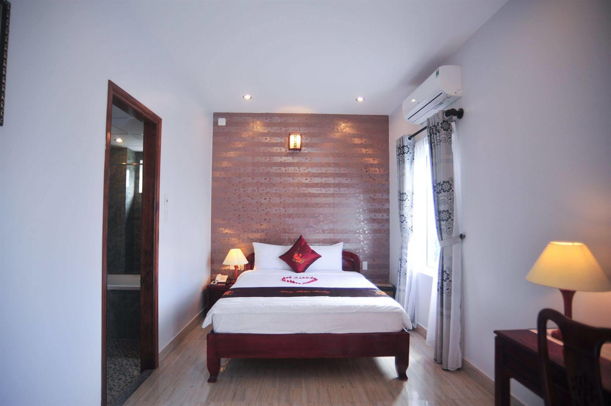 Hong Thien Ruby Hotel Хуе Екстериор снимка